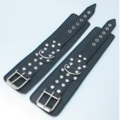 Чёрные кожаные оковы с клепками - БДСМ Арсенал - купить с доставкой в Красногорске