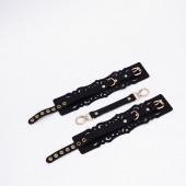 Черный кожаные оковы с узорами и золотистой фурнитурой - Crazy Handmade - купить с доставкой в Красногорске