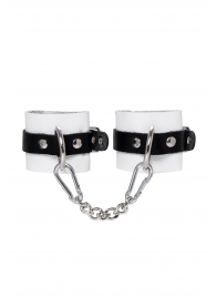 Бело-черные кожаные наручники с одним ремешком с люверсами - Pecado - купить с доставкой в Красногорске