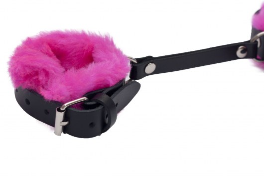 Черные базовые наручники из кожи с розовой опушкой - Лунный свет - купить с доставкой в Красногорске