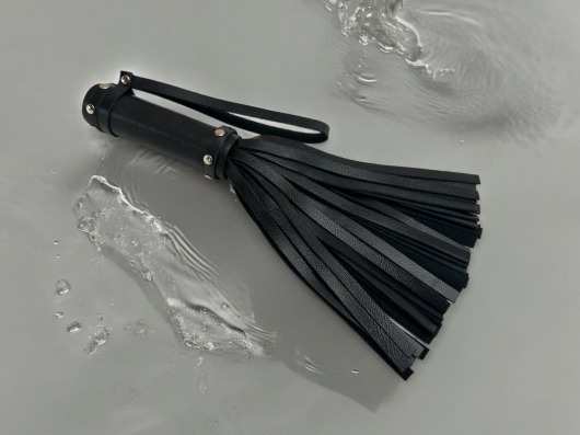 Черная генитальная мини-плеть Queen Arsenal - 26 см. - БДСМ Арсенал - купить с доставкой в Красногорске